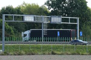 Kamera systemu OPP i znaki informujące o rozpoczęciu pomiaru prędkości na siedmiokilometrowym odcinku autostrady A4