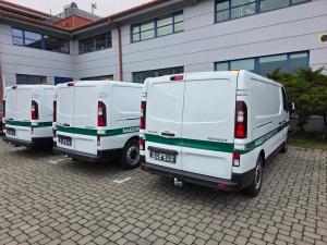 Zdjęcie przedstawiające nowe samochody służbowe Renault Trafic
