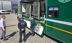 Mobilna stacja diagnostyczna wystawiona przed halą targową