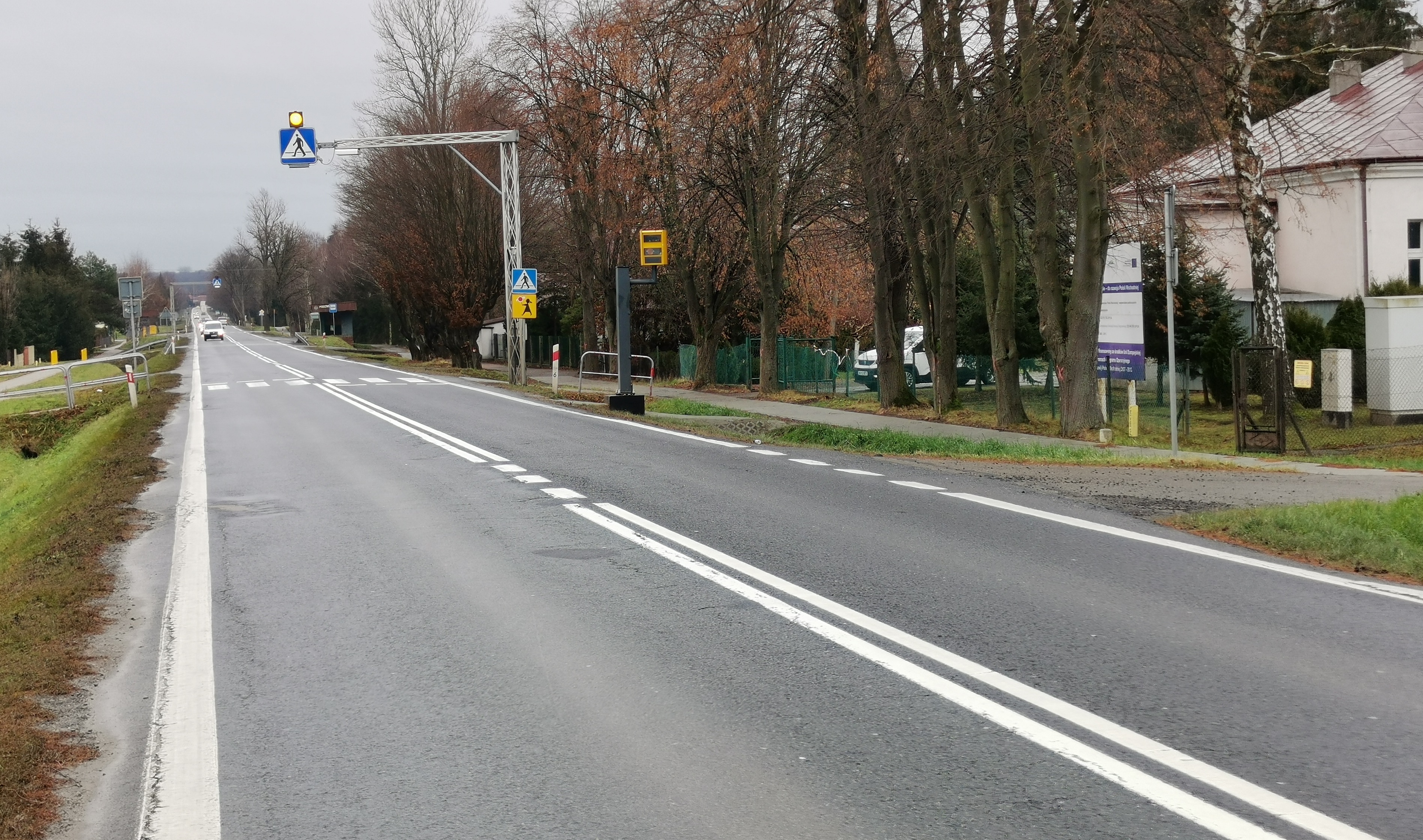 Fotoradar stojący przy drodze w Moderówce