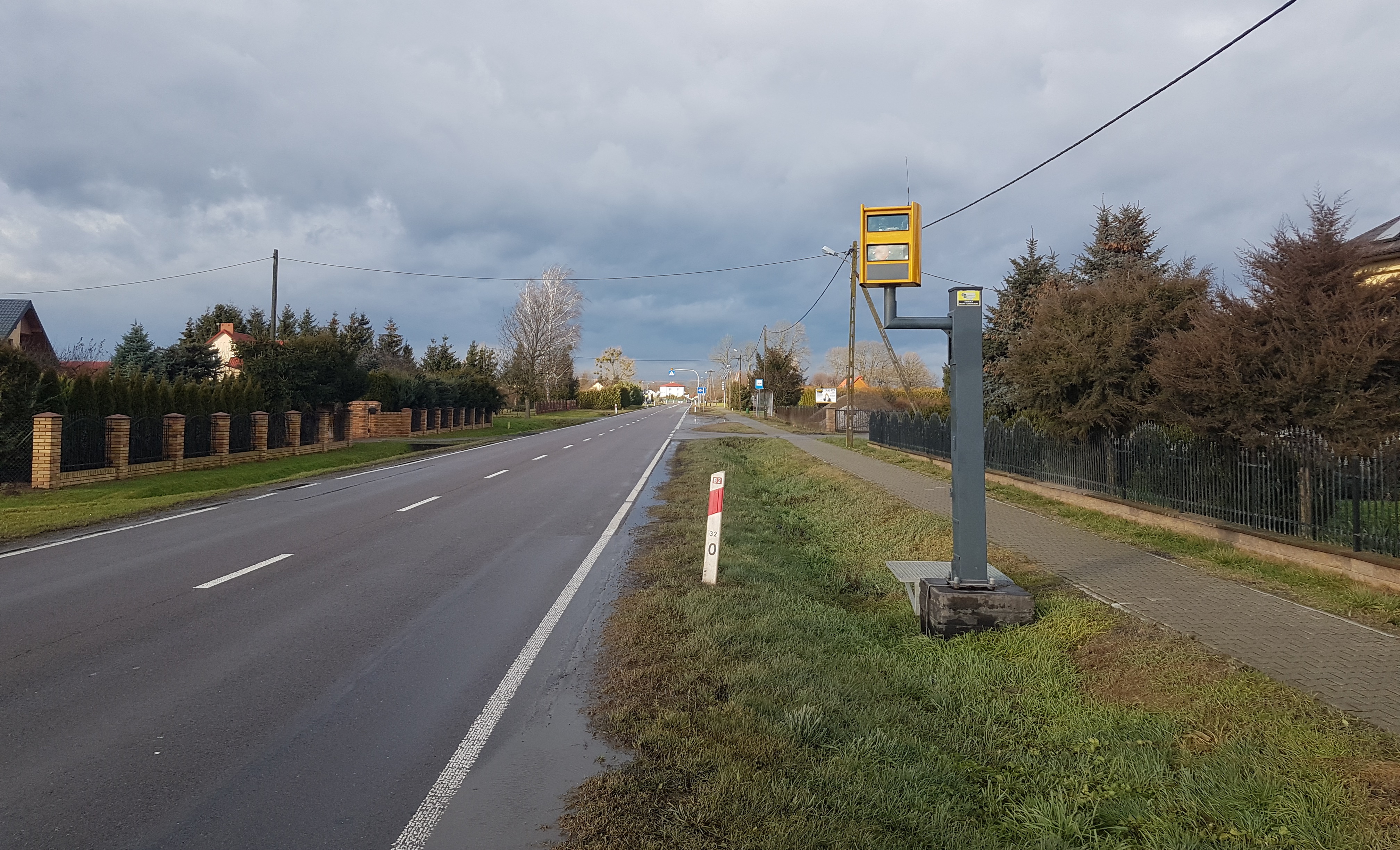 Fotoradar stojący przy drodze w Brzezinach