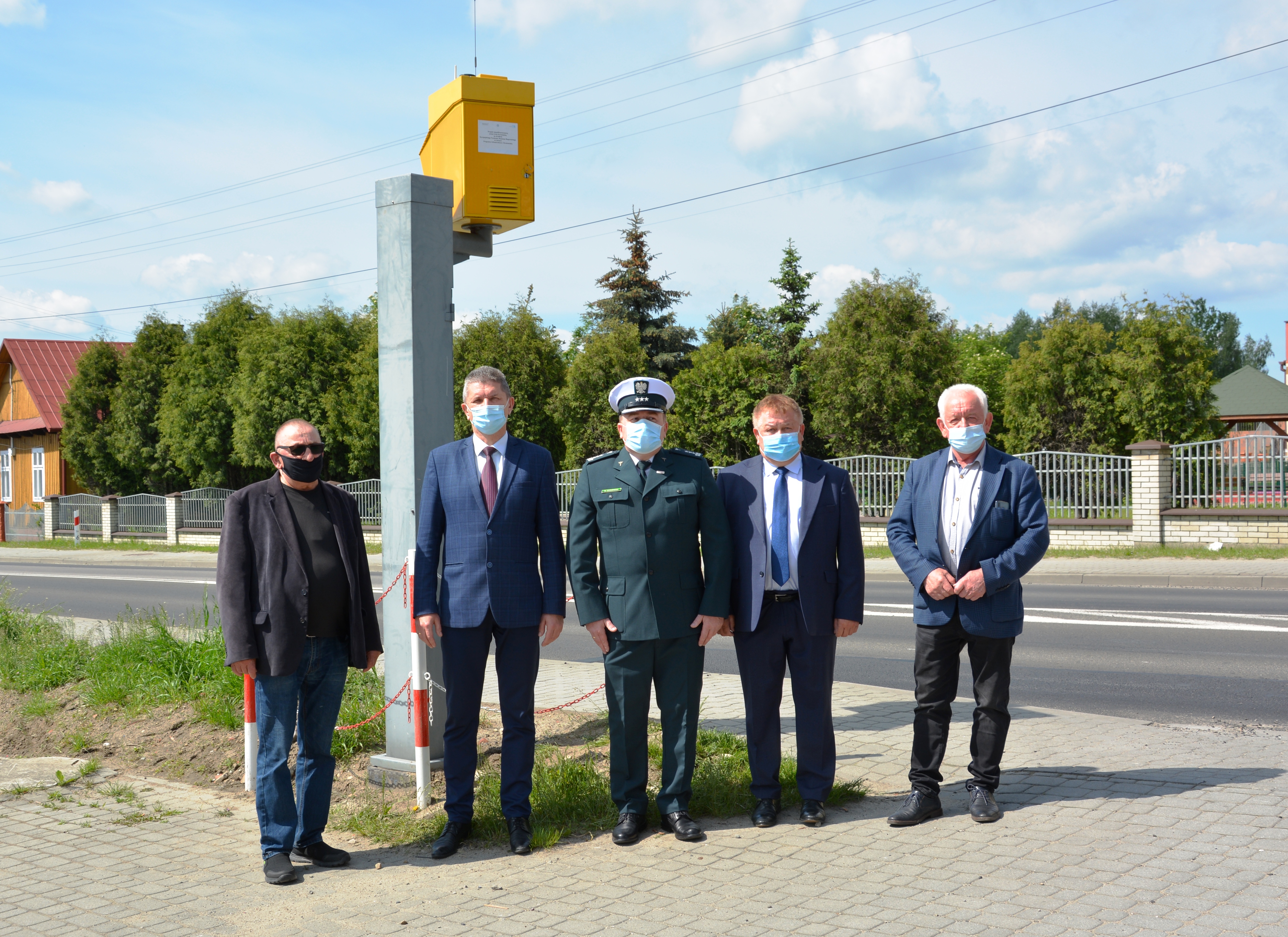 Przedstawiciel GITD i władze gminy przed fotoradarem